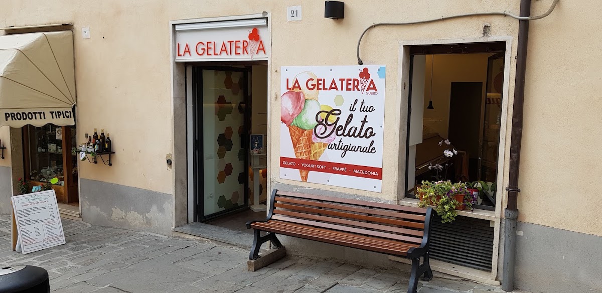 Il banco e la vetrina dei gusti.