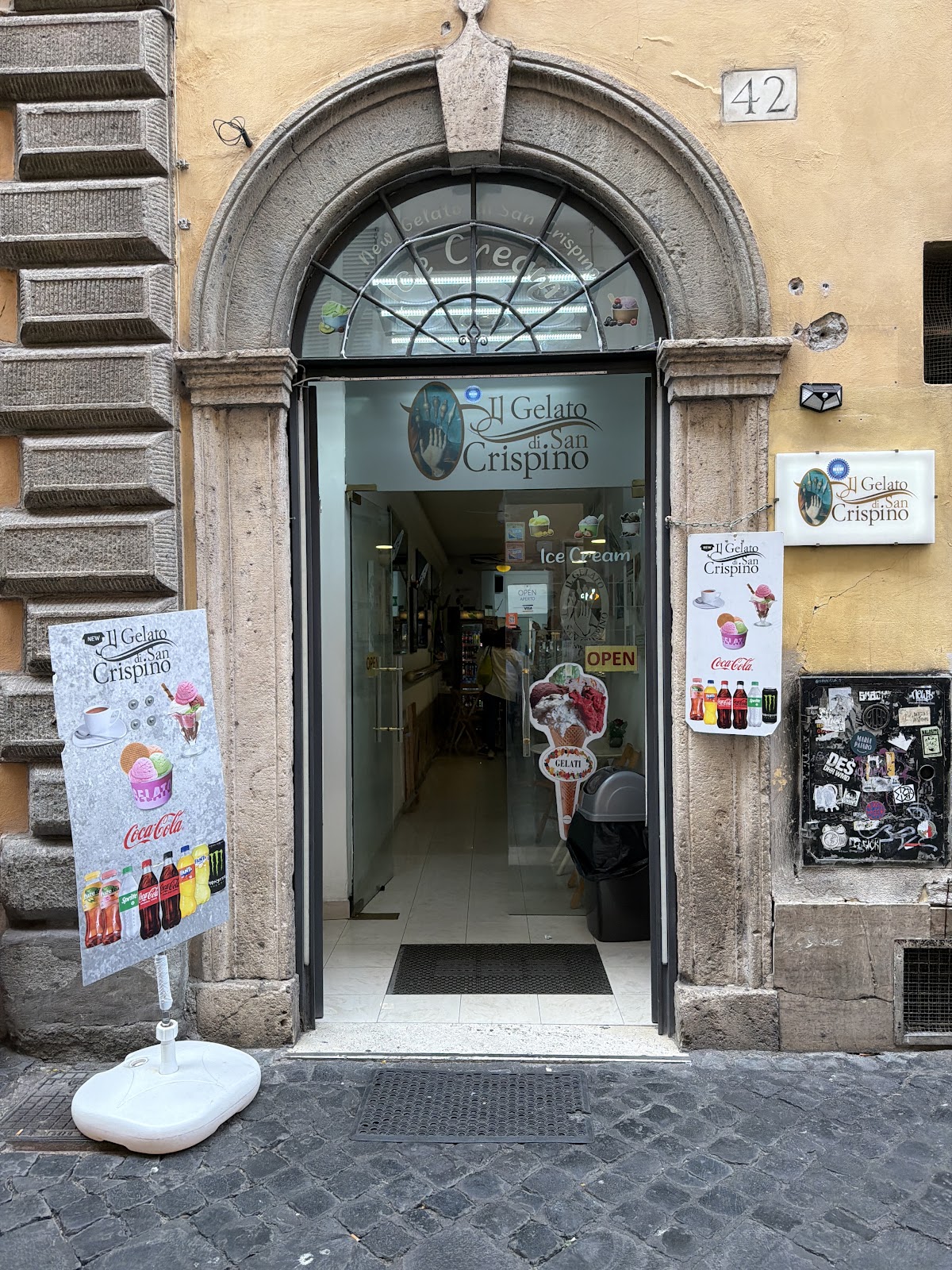 Il banco e la vetrina dei gusti.