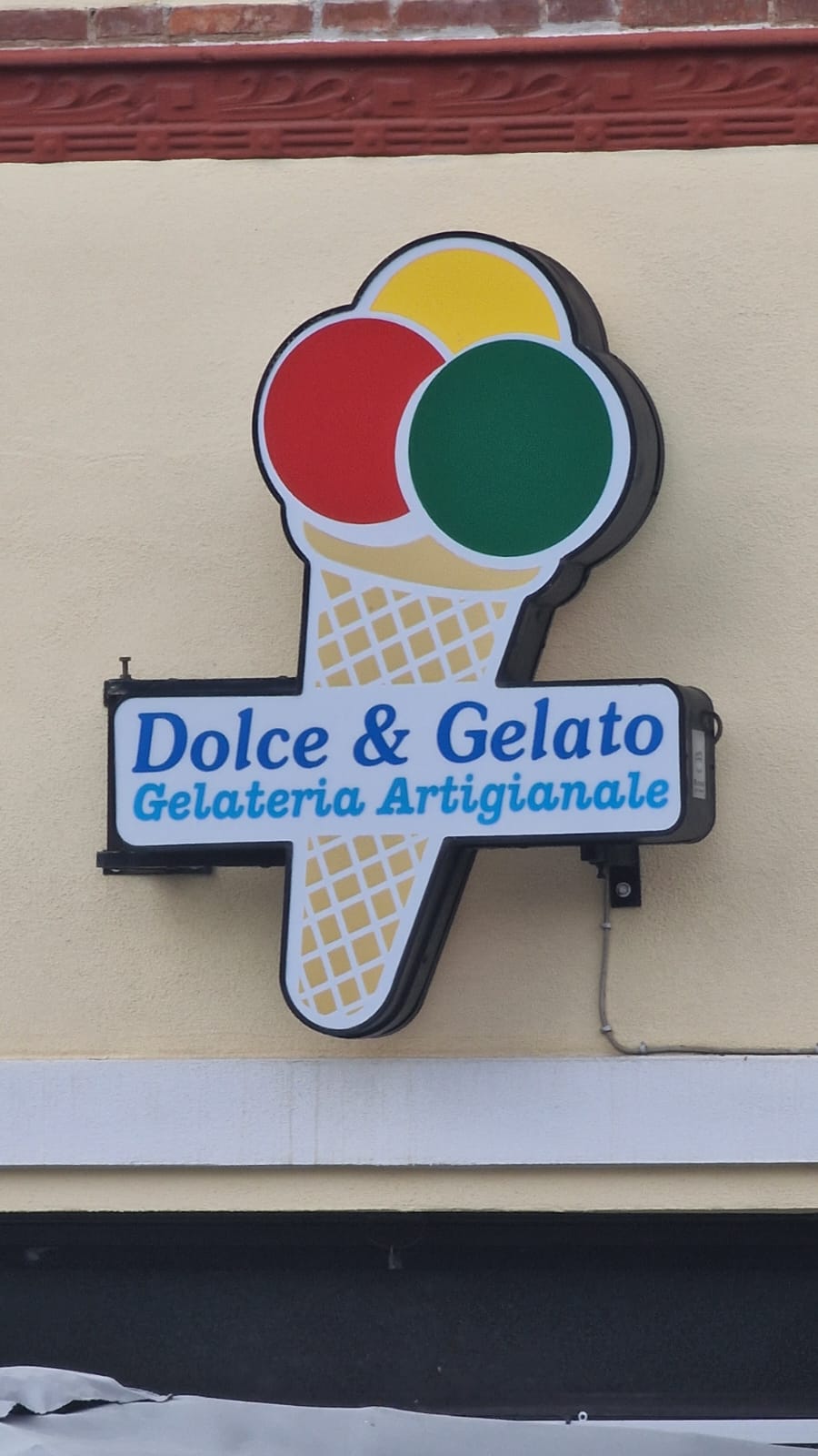 Un dettaglio della vetrina.