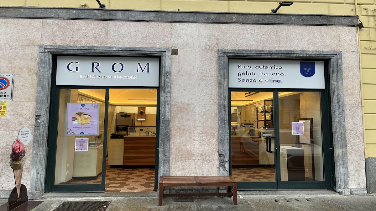 Il banco e la vetrina dei gusti.