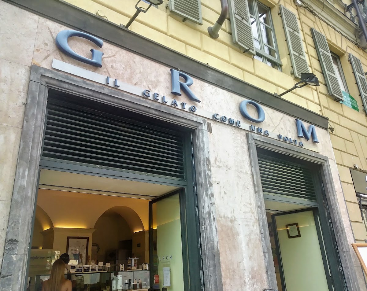 Un dettaglio della vetrina.