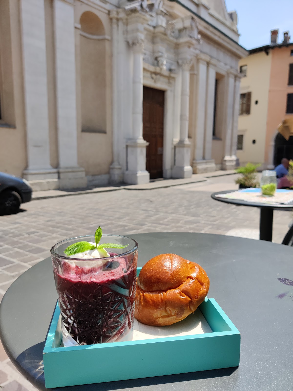 Le vaschette in vetrina.
