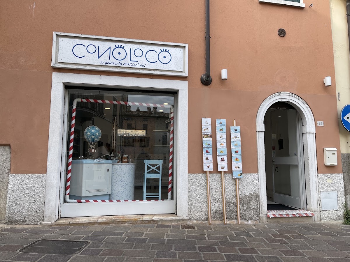 Un dettaglio della vetrina.