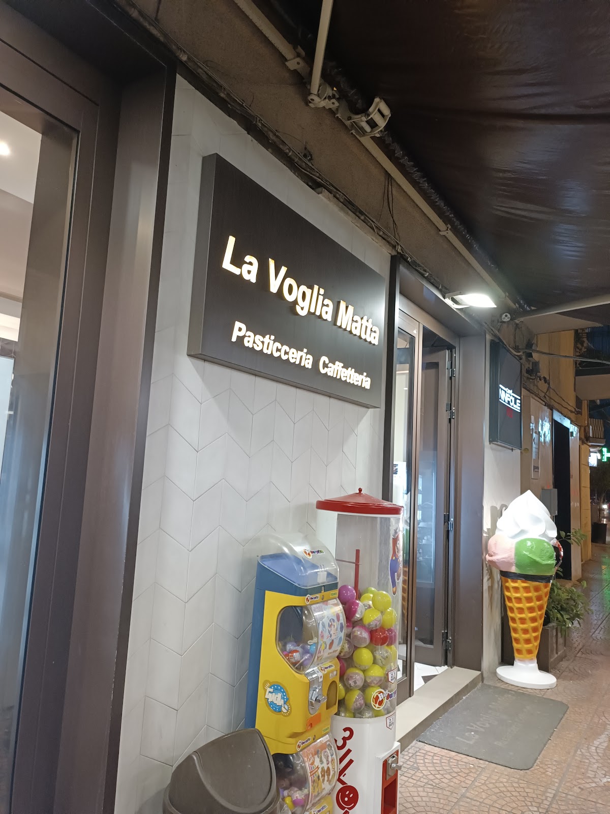 Le vaschette in vetrina.