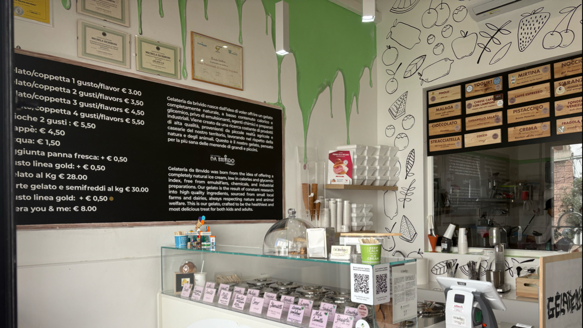 Il banco e la vetrina dei gusti.