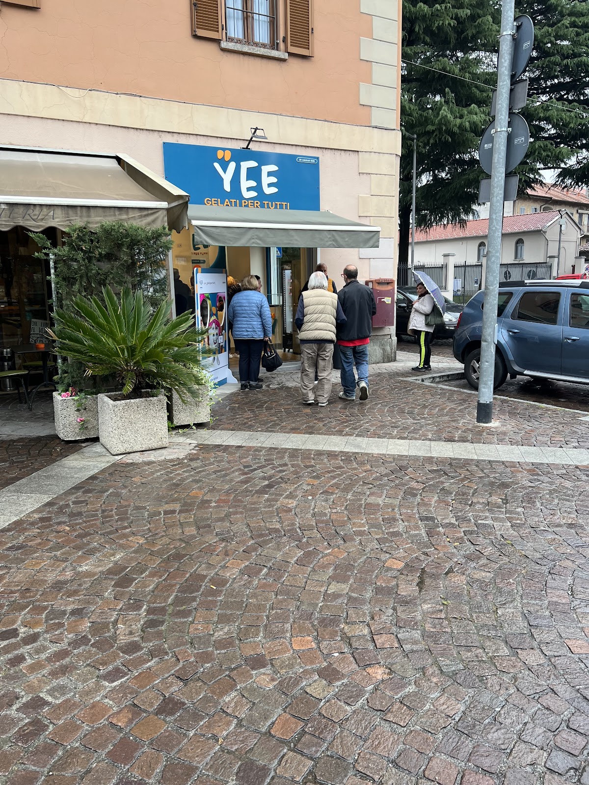 Il banco e la vetrina dei gusti.