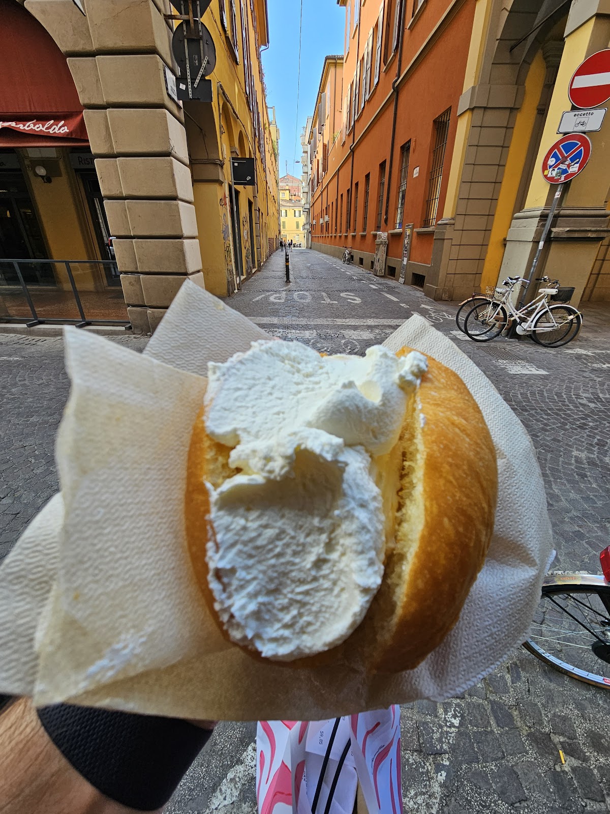 Le vaschette in vetrina.
