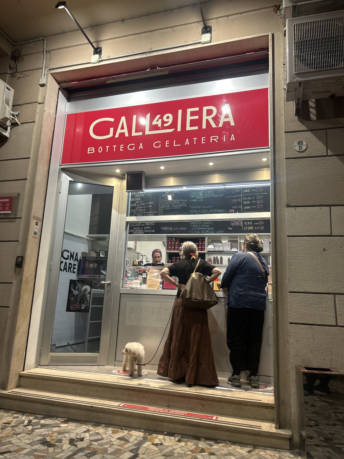Il locale visto dall'interno.