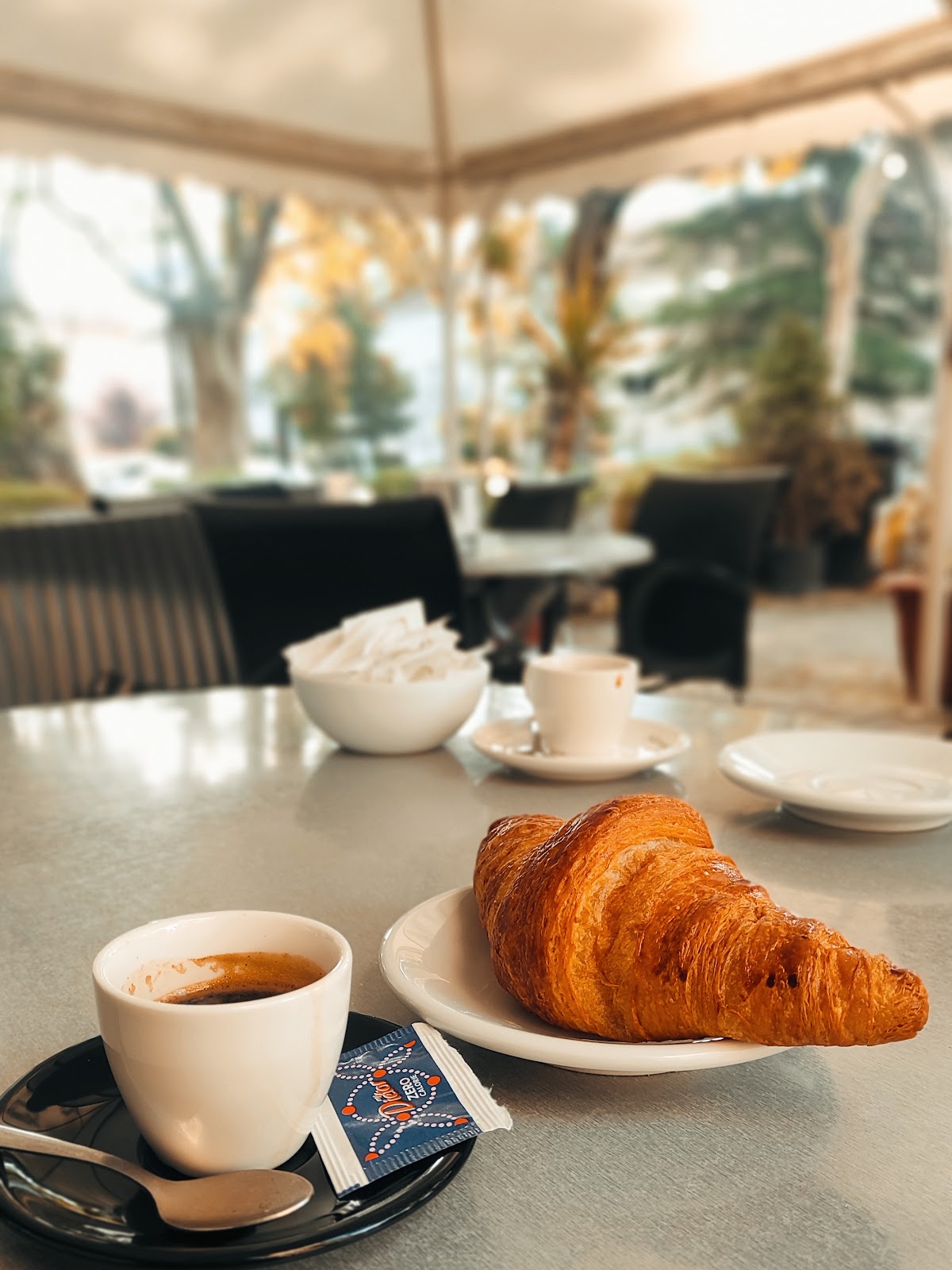 Le vaschette in vetrina.