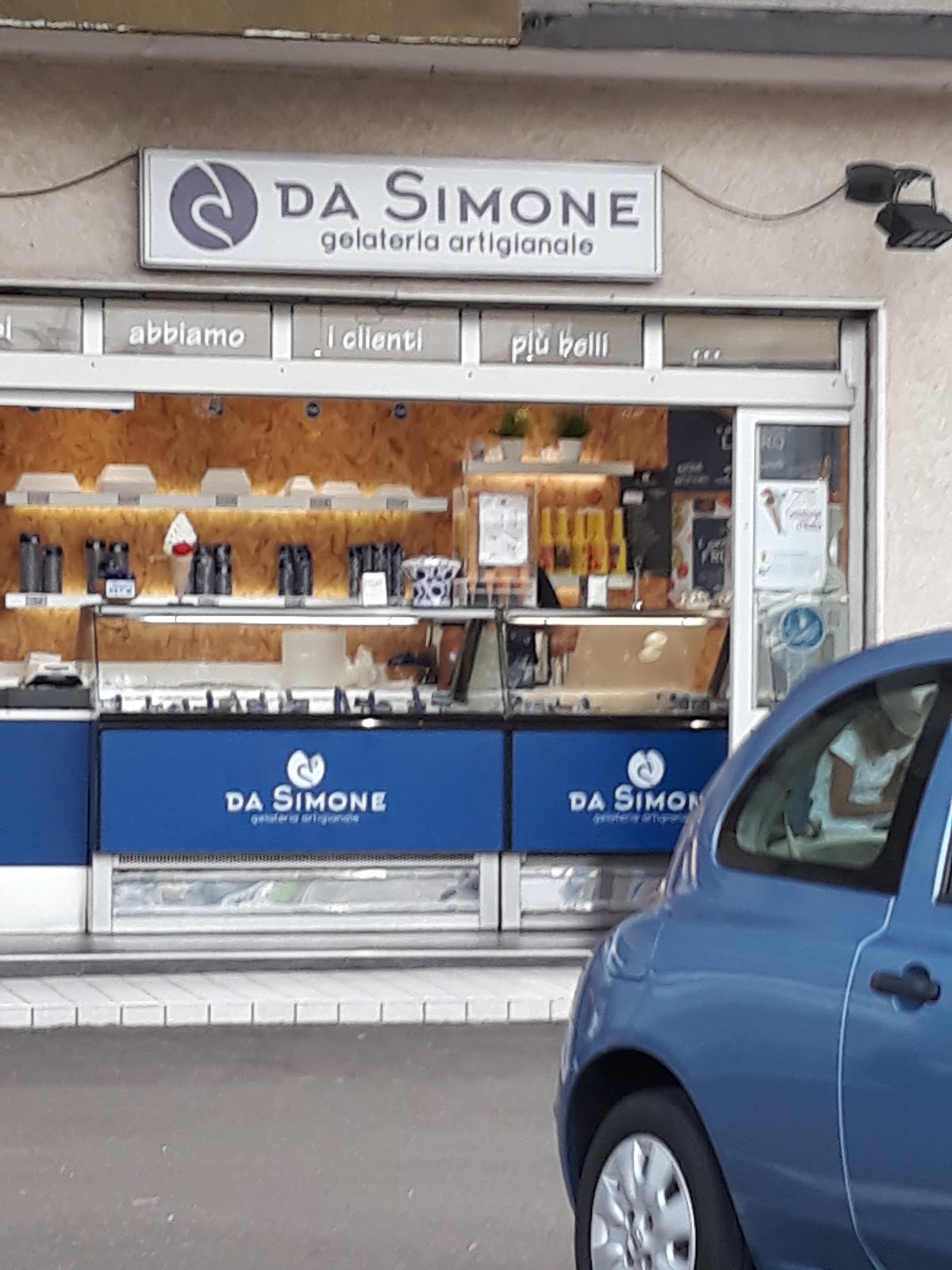 Un dettaglio della vetrina.
