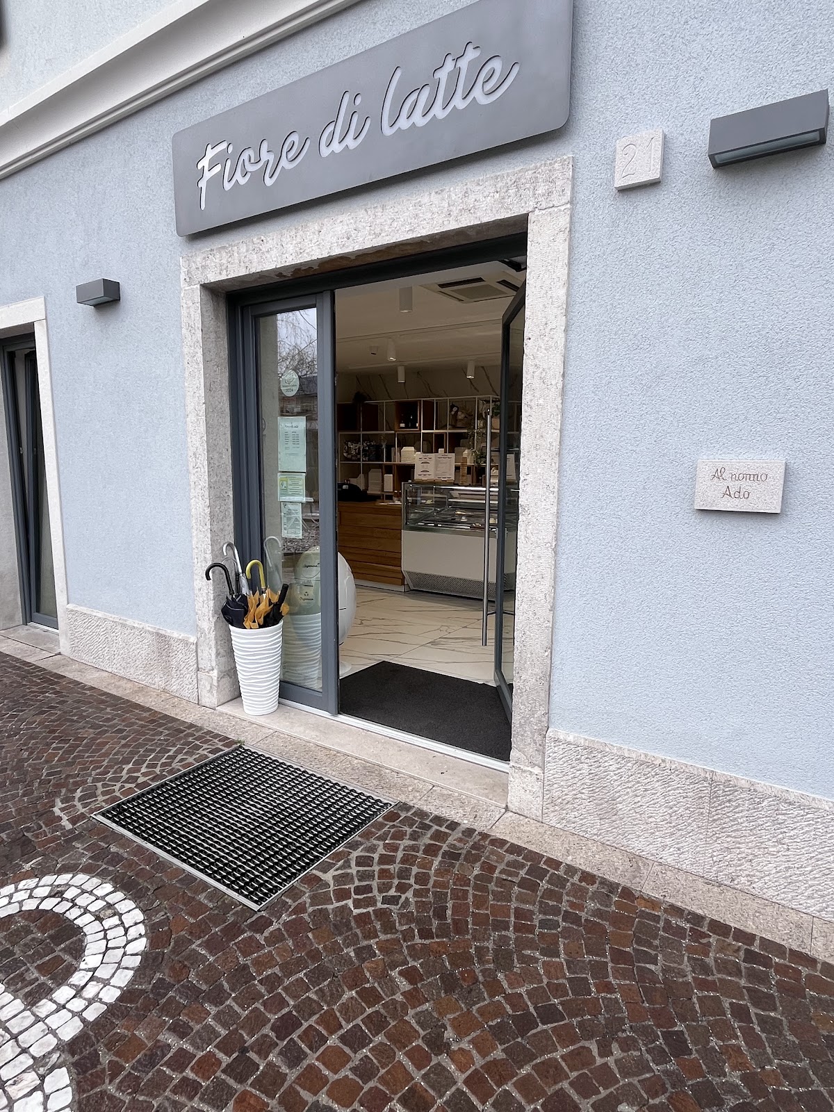Il banco e la vetrina dei gusti.