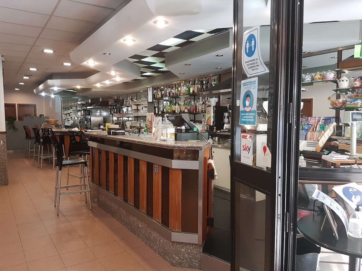 Il banco e la vetrina dei gusti.