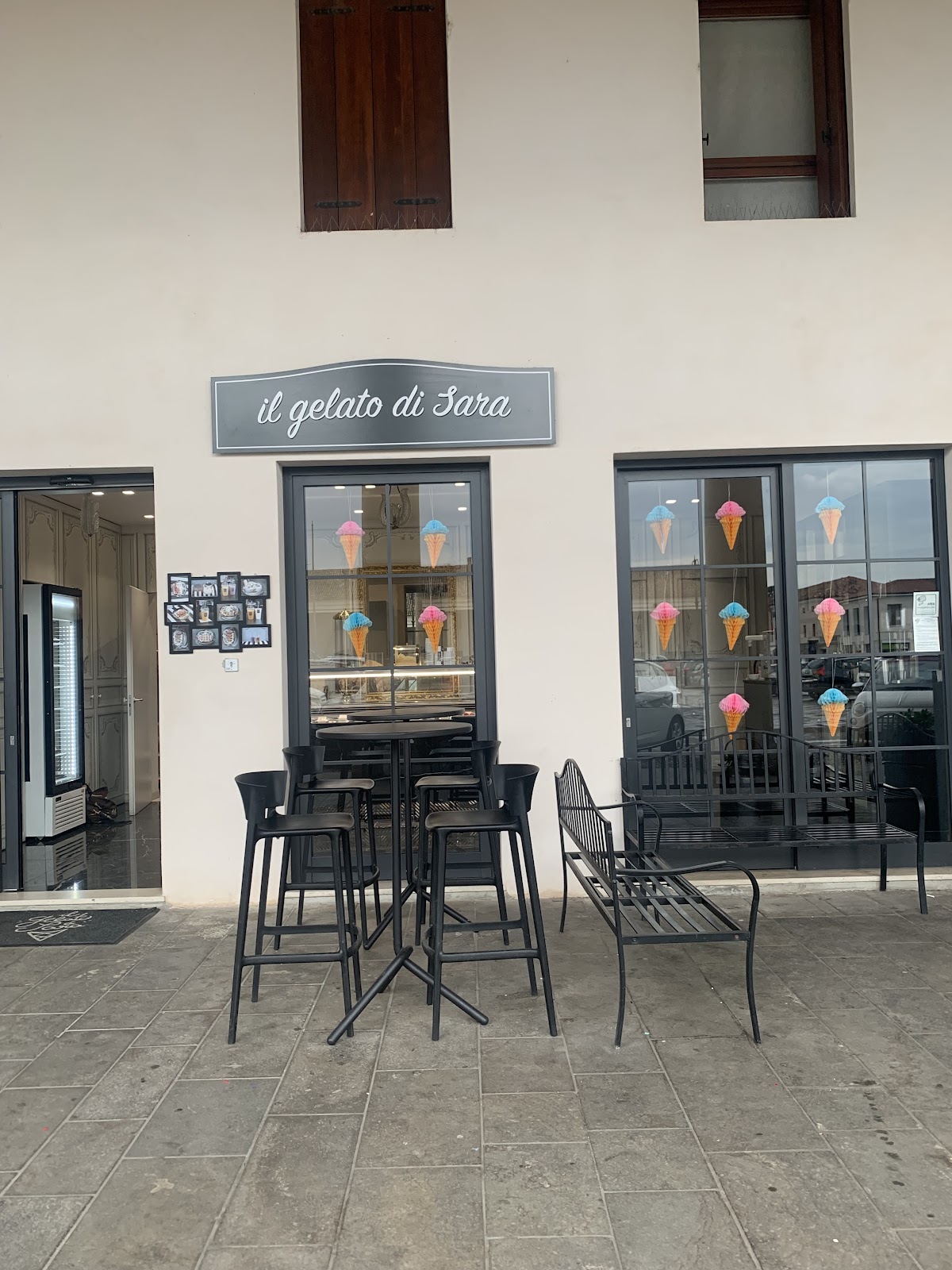 Il banco e la vetrina dei gusti.