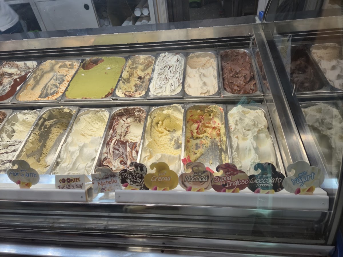 Le vaschette in vetrina.