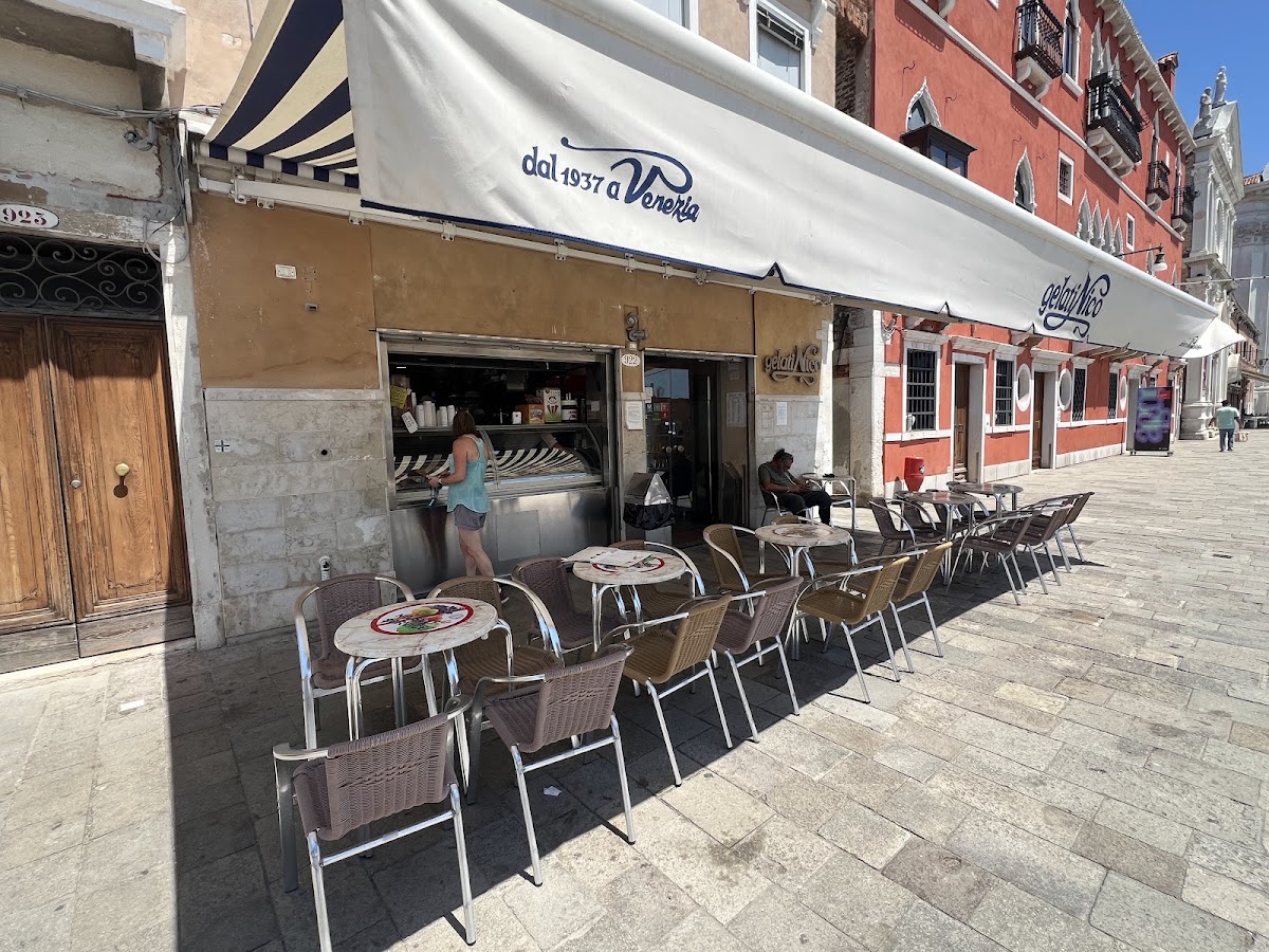 Il banco e la vetrina dei gusti.