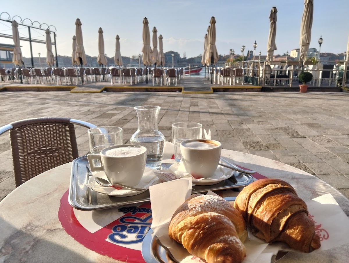Le vaschette in vetrina.