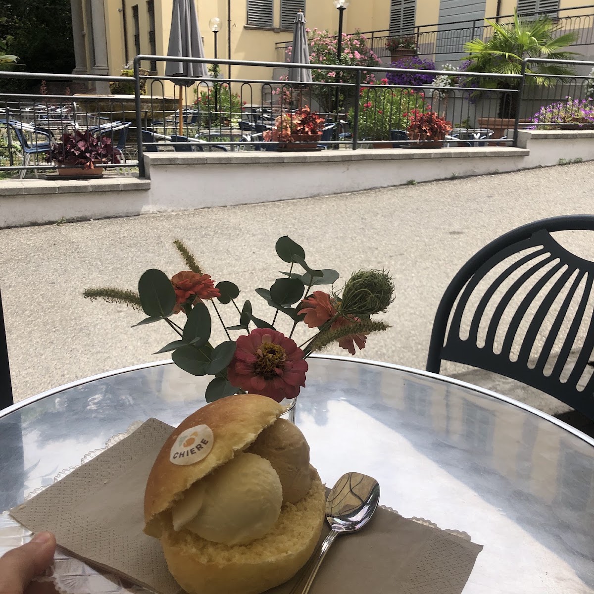 Le vaschette in vetrina.