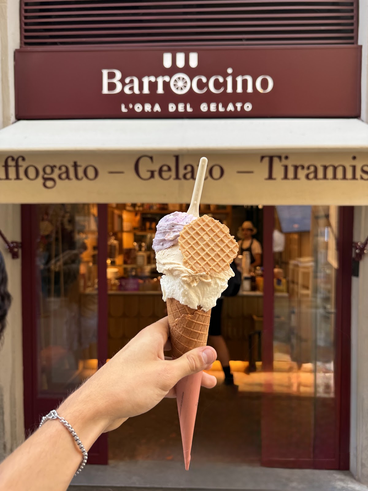 Un dettaglio della vetrina.