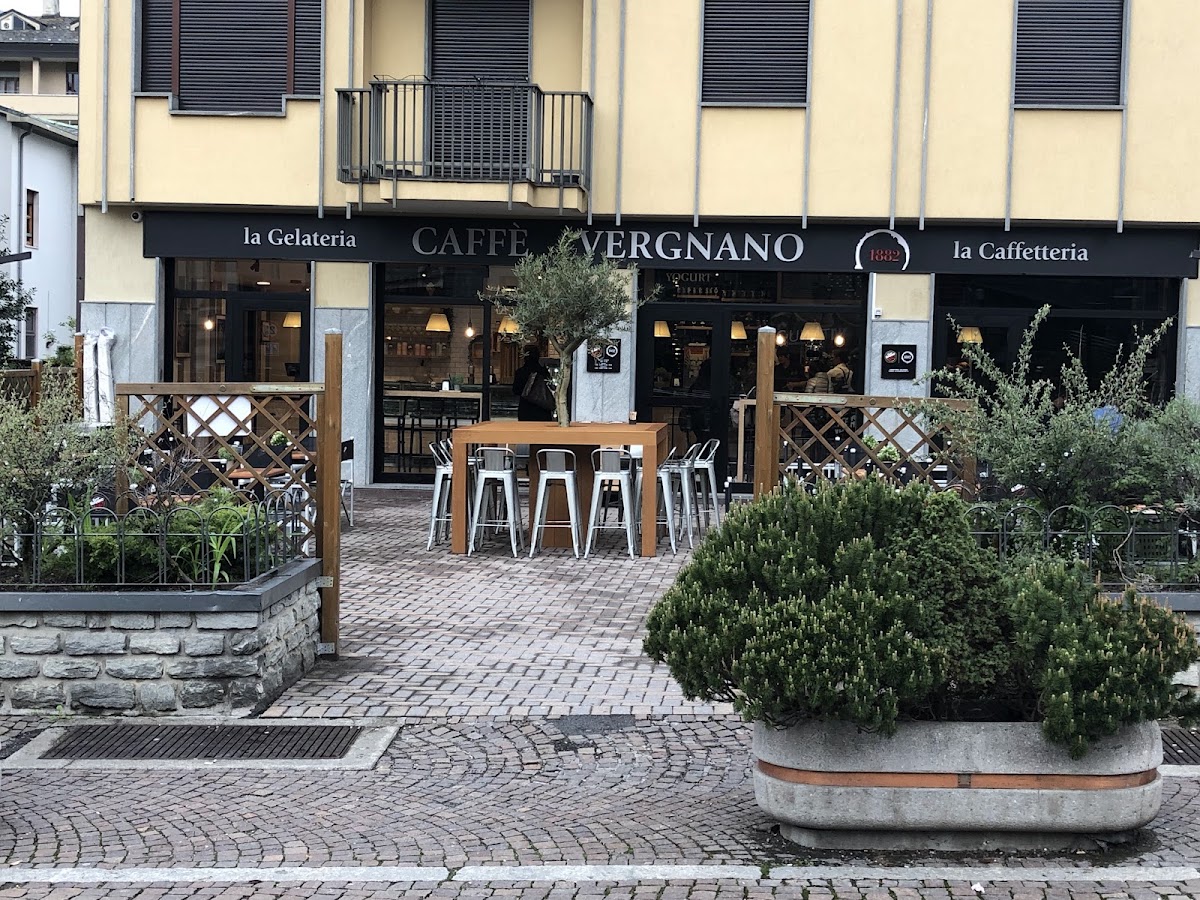 Il banco e la vetrina dei gusti.