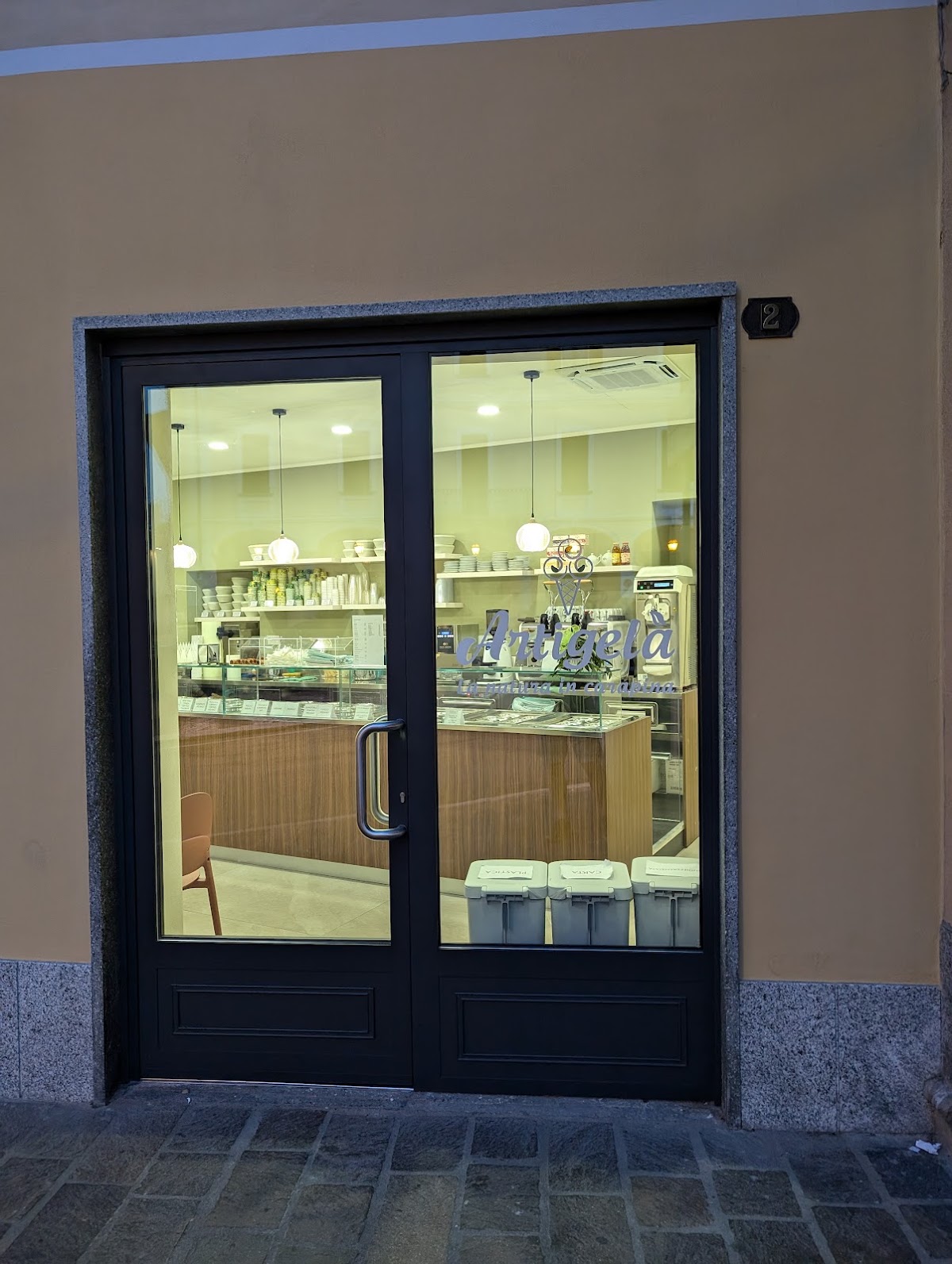Il banco e la vetrina dei gusti.