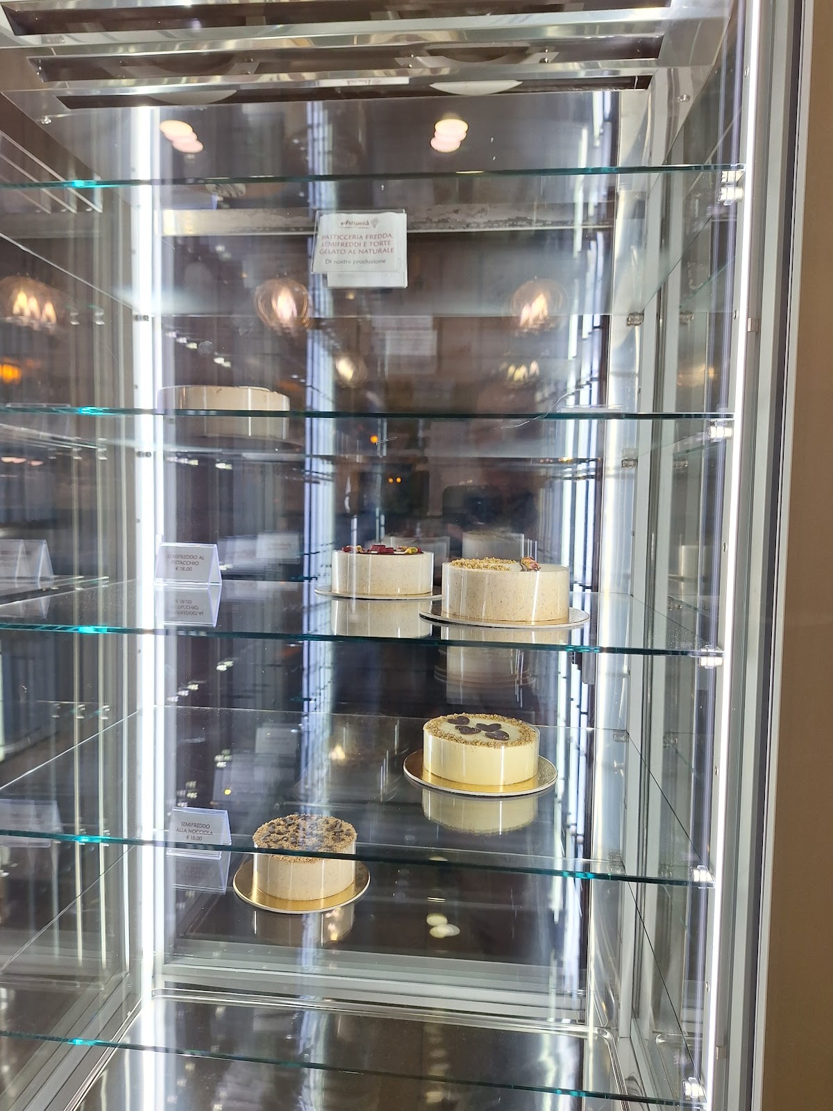 Un dettaglio della vetrina.