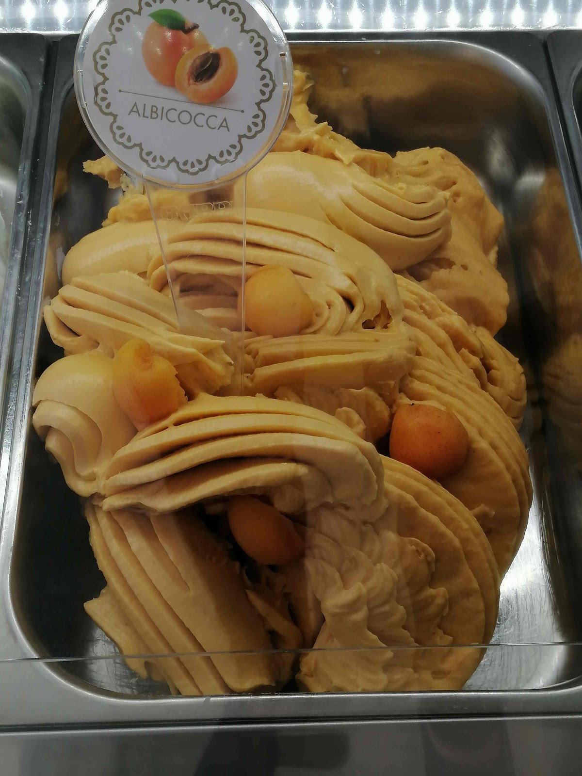 Le vaschette in vetrina.