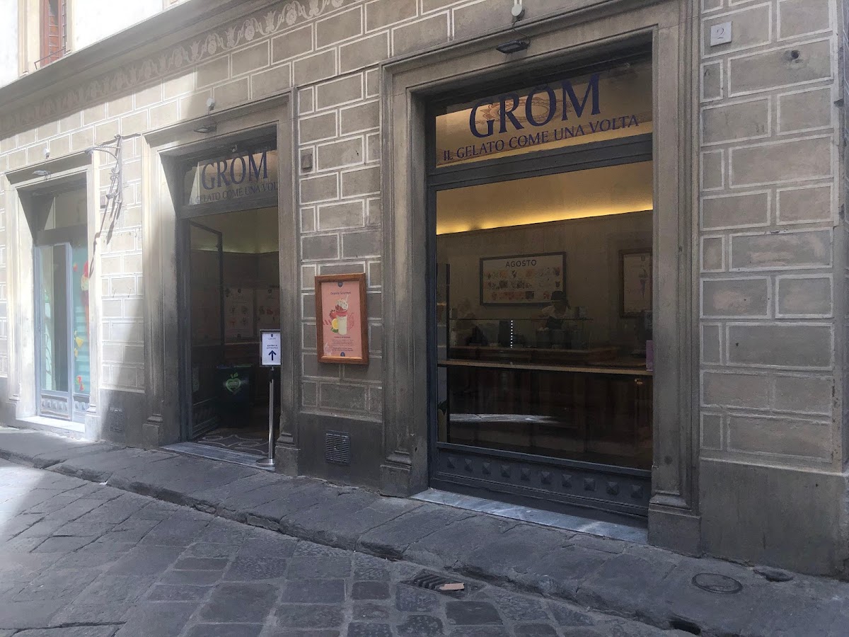 Il banco e la vetrina dei gusti.