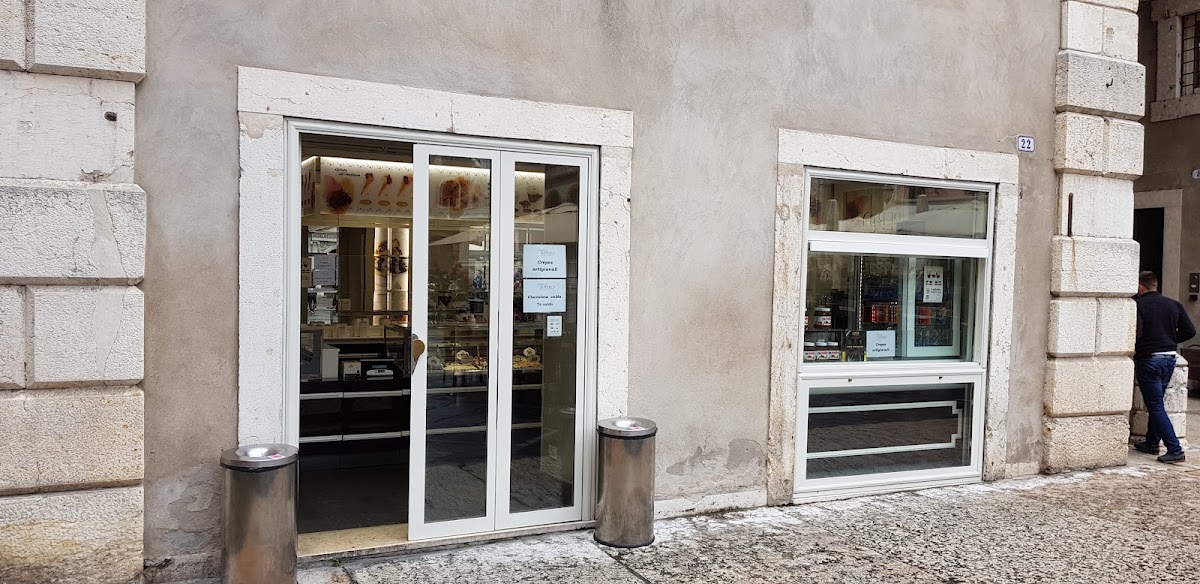 Il banco e la vetrina dei gusti.