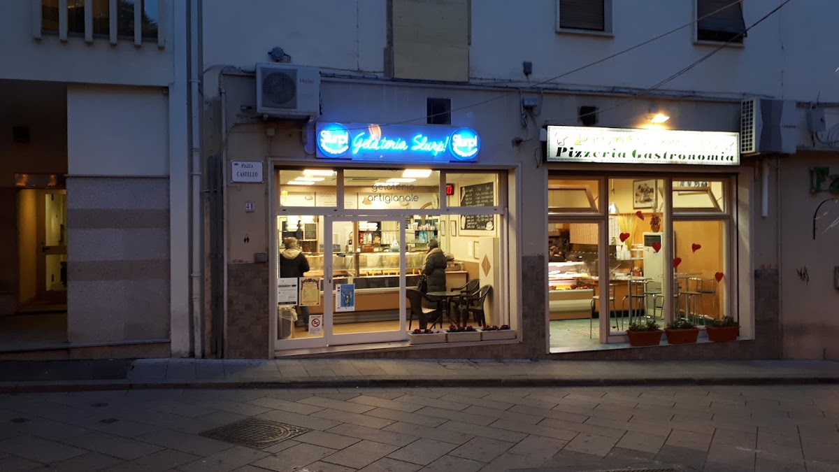 Il banco e la vetrina dei gusti.