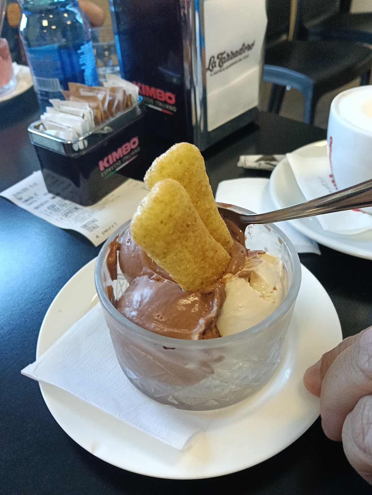 Le vaschette in vetrina.