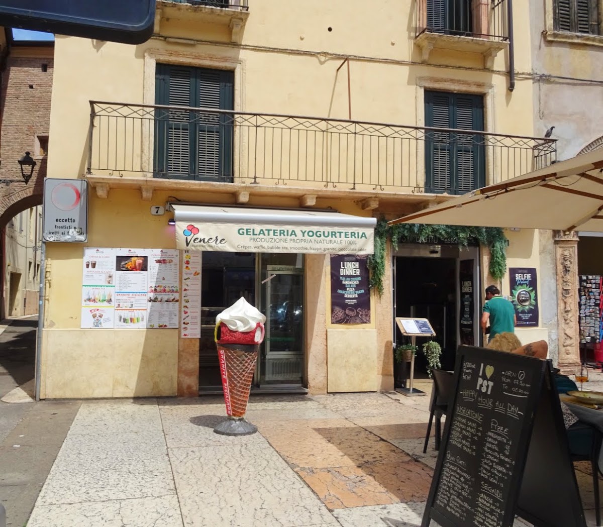 Il locale visto dall'interno.