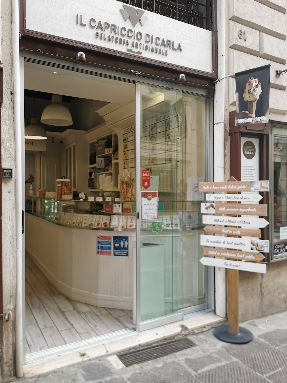 Il banco e la vetrina dei gusti.