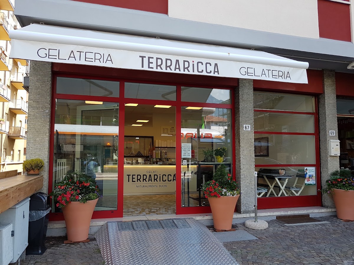 Il banco e la vetrina dei gusti.