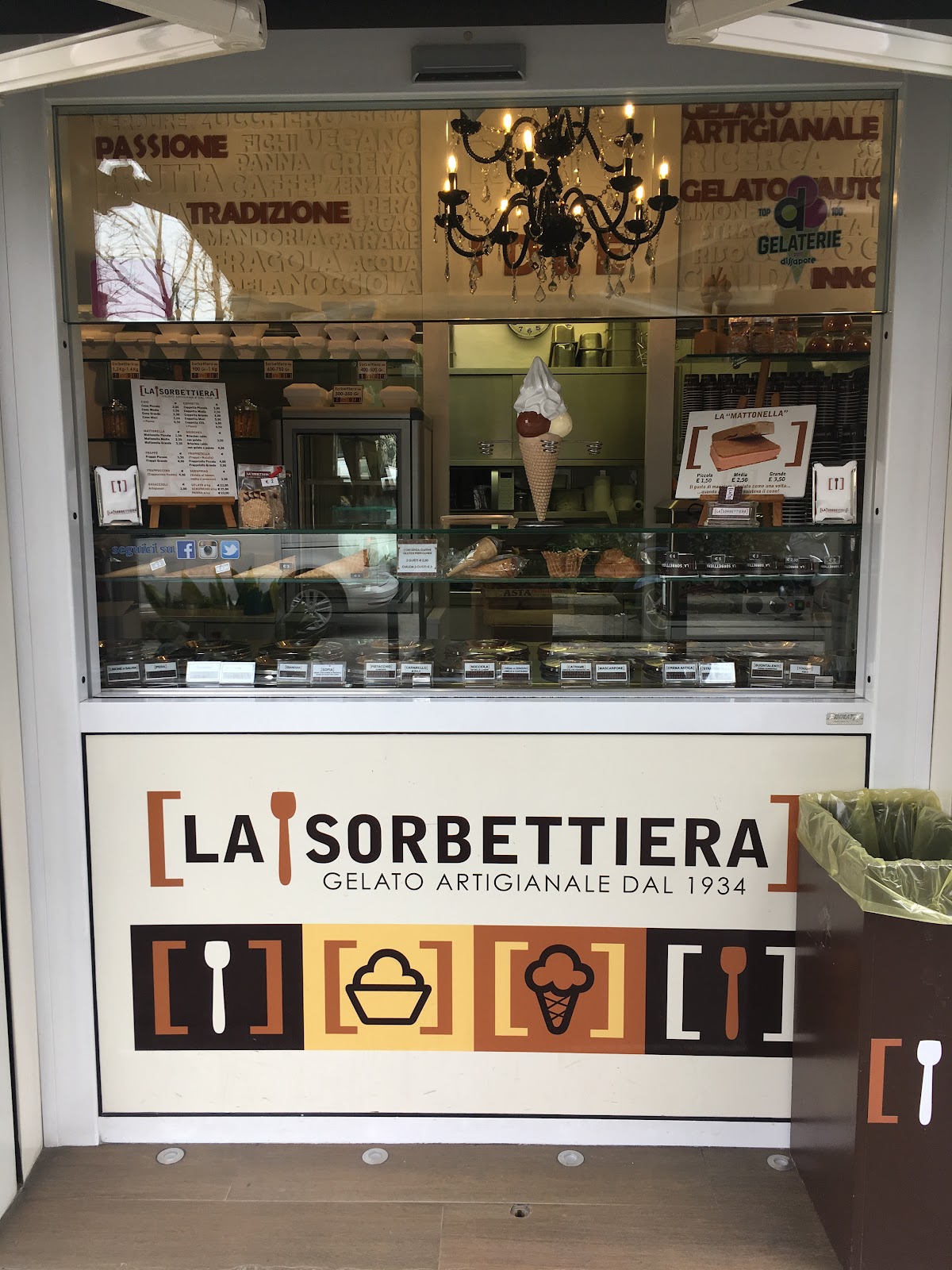 Il banco e la vetrina dei gusti.