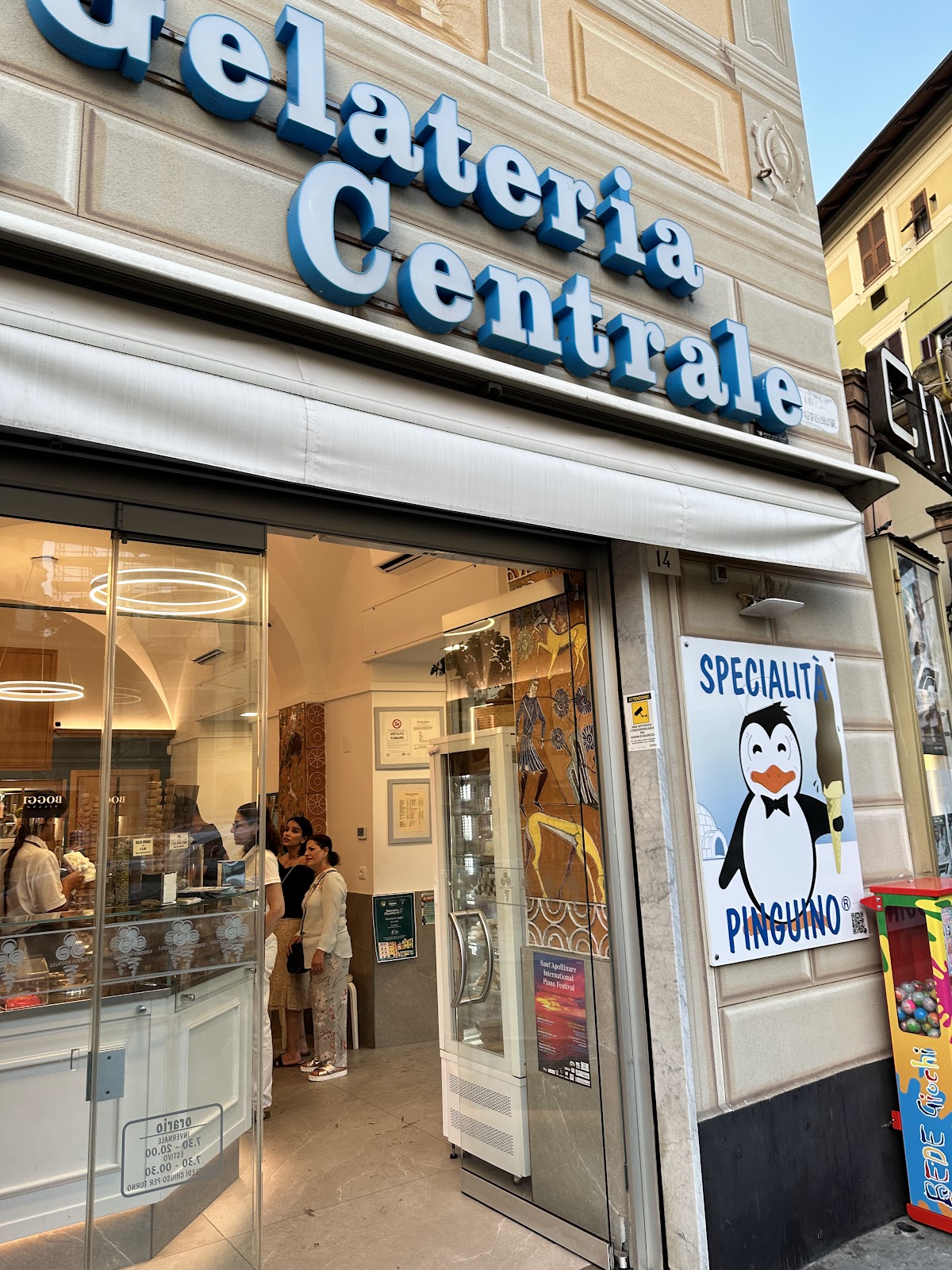 Un dettaglio della vetrina.
