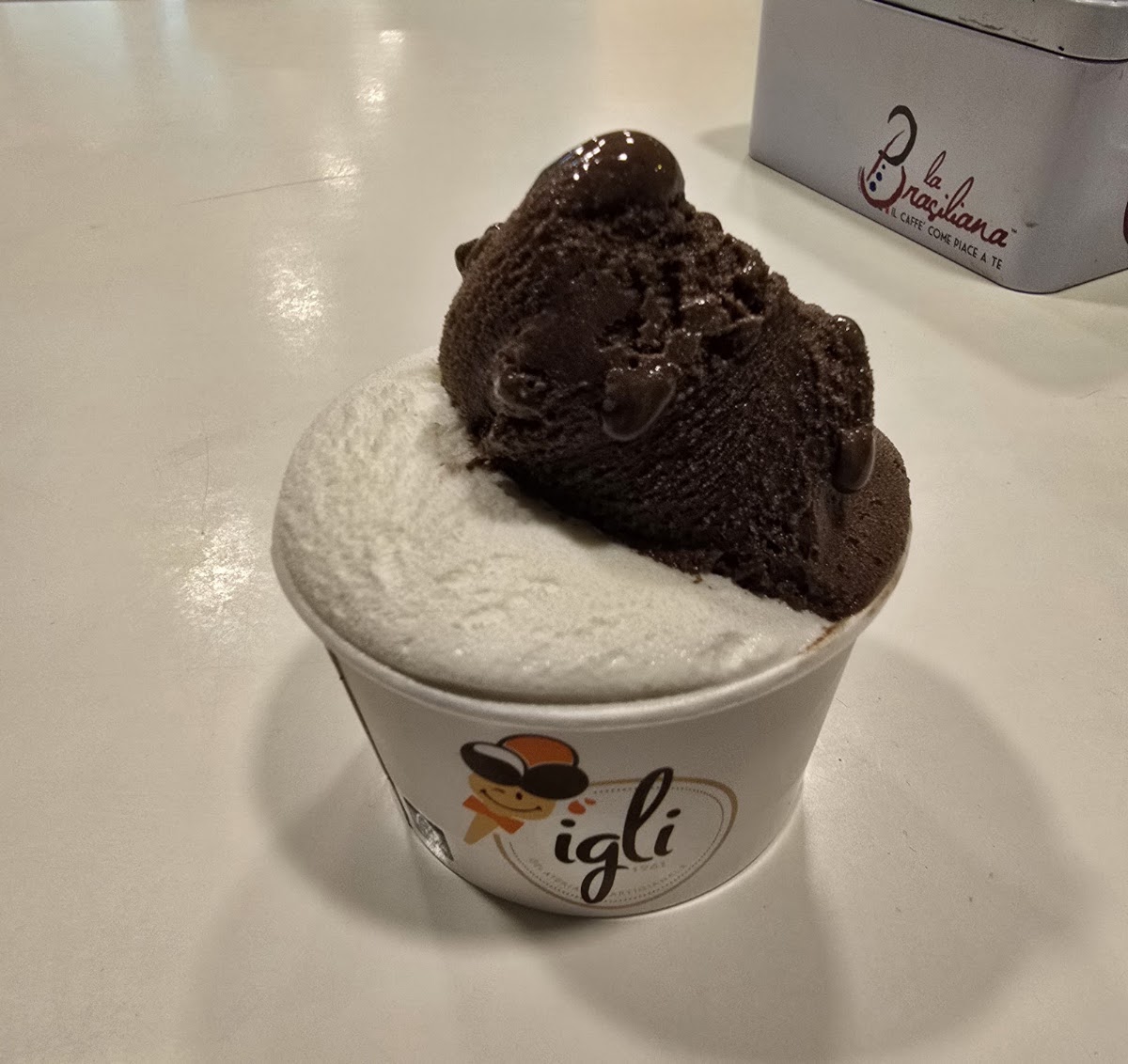 Un dettaglio della vetrina.