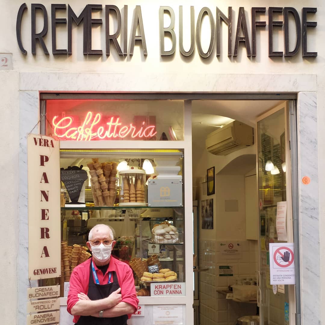 Il banco e la vetrina dei gusti.