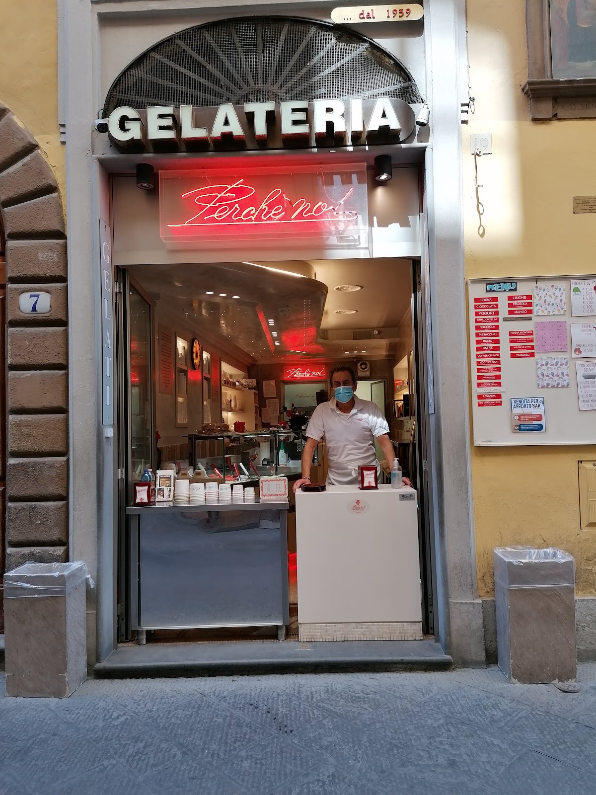 Il banco e la vetrina dei gusti.