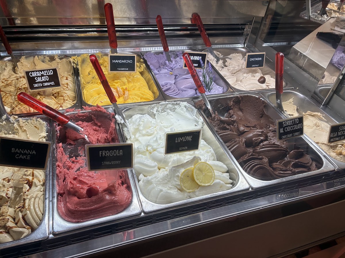 Un dettaglio della vetrina.