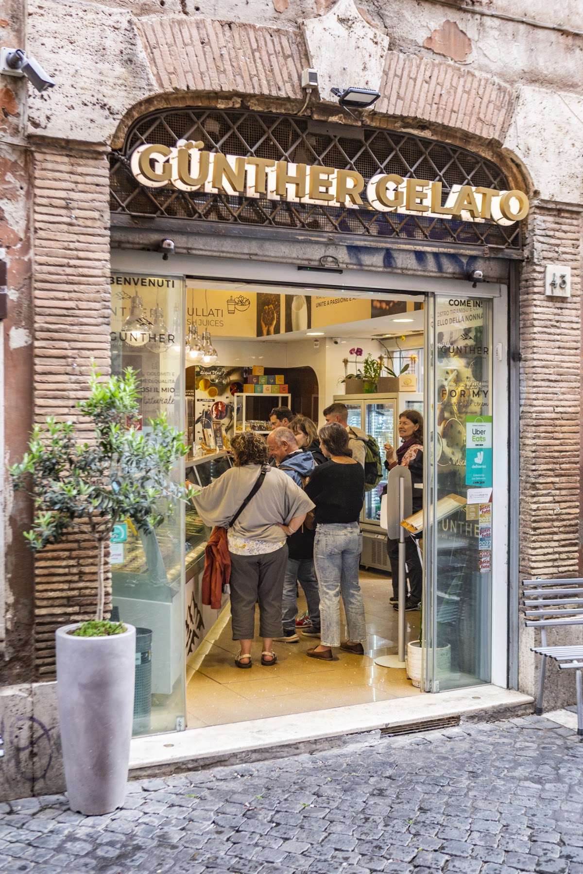 Il banco e la vetrina dei gusti.