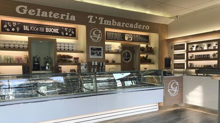 Il banco e la vetrina dei gusti.