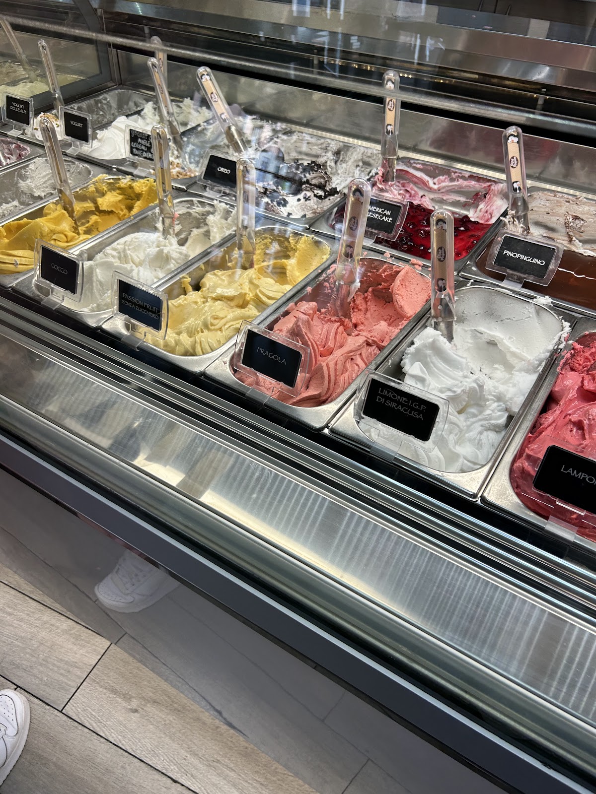 Un dettaglio della vetrina.