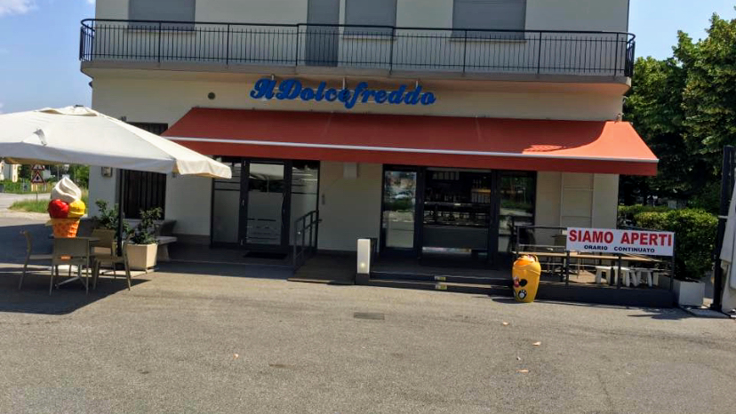 Il banco e la vetrina dei gusti.