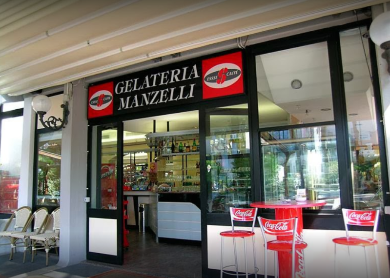 Il banco e la vetrina dei gusti.
