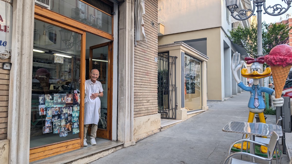 Il banco e la vetrina dei gusti.