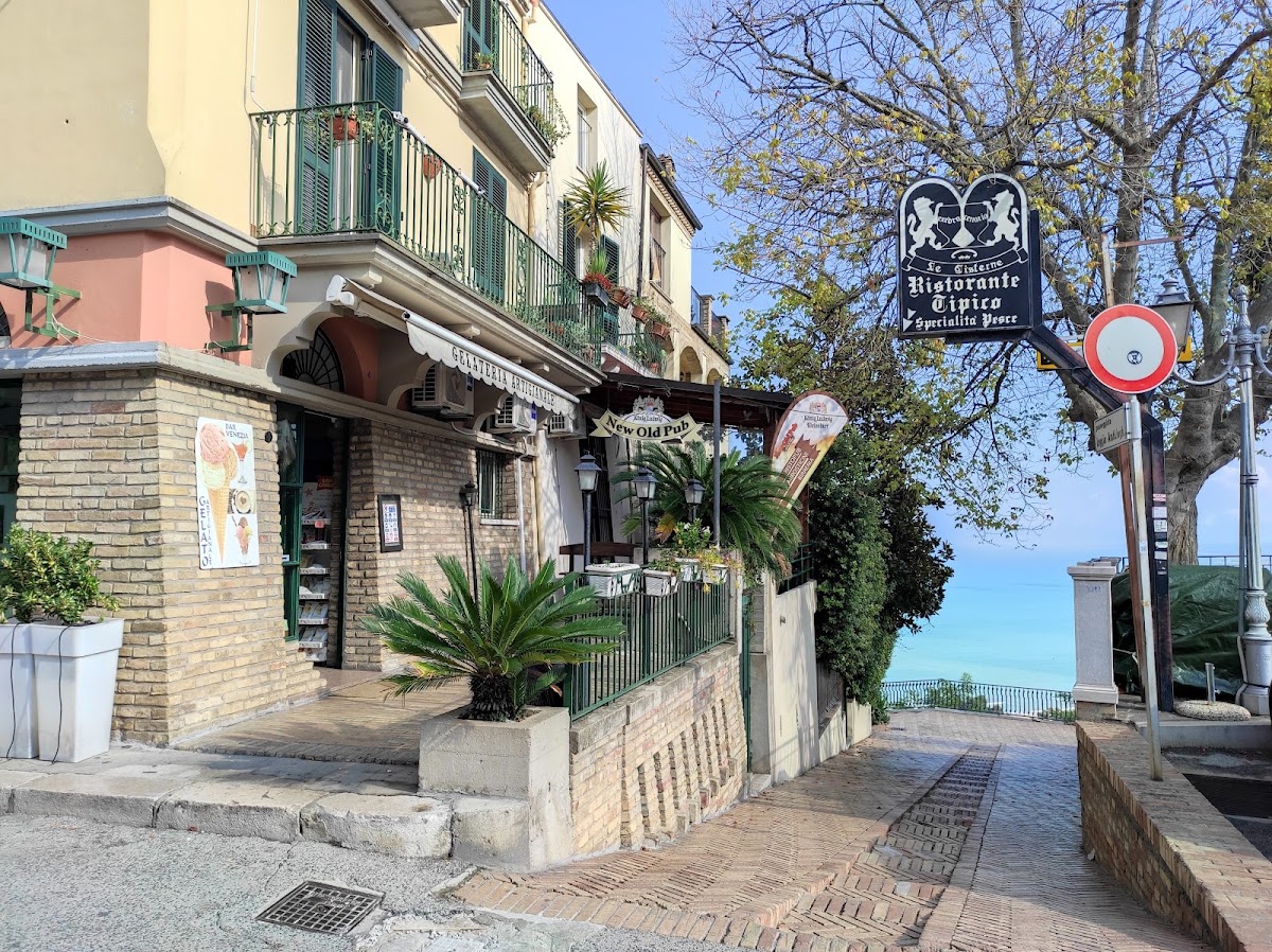 Le vaschette in vetrina.