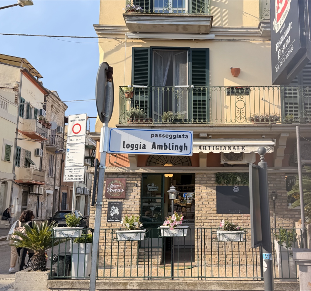 Un dettaglio della vetrina.