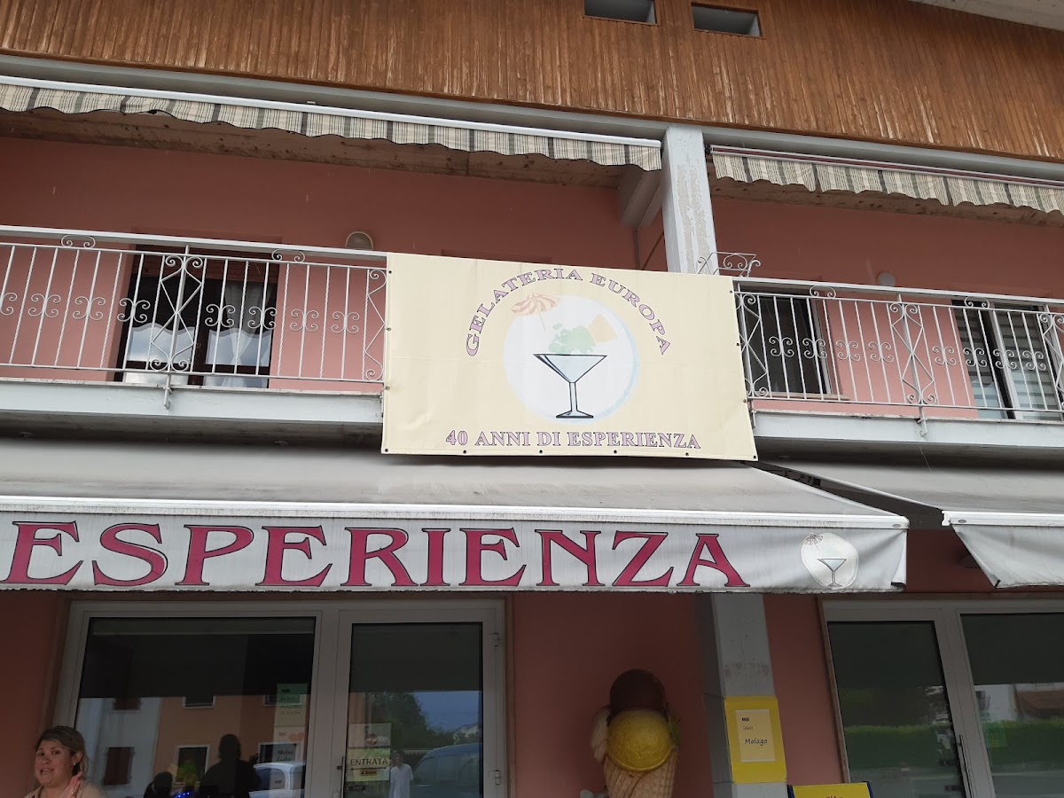 Il banco e la vetrina dei gusti.