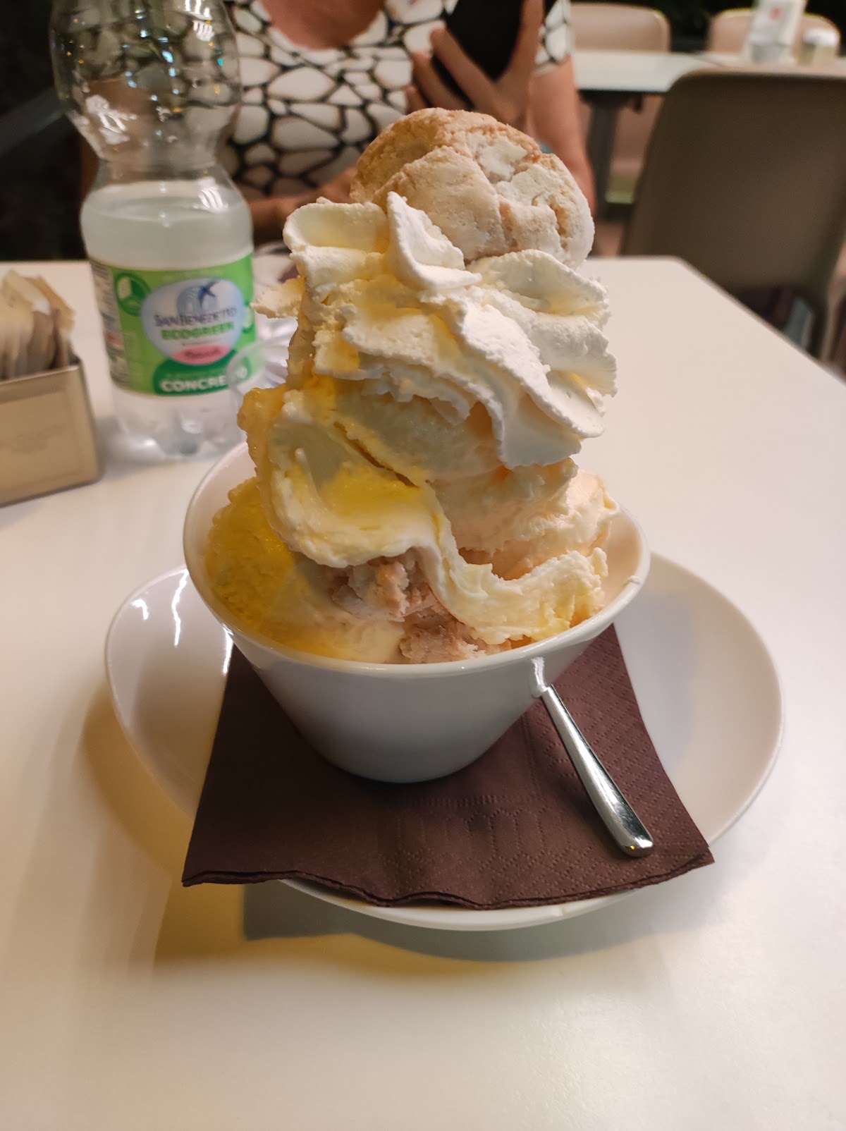 Le vaschette in vetrina.