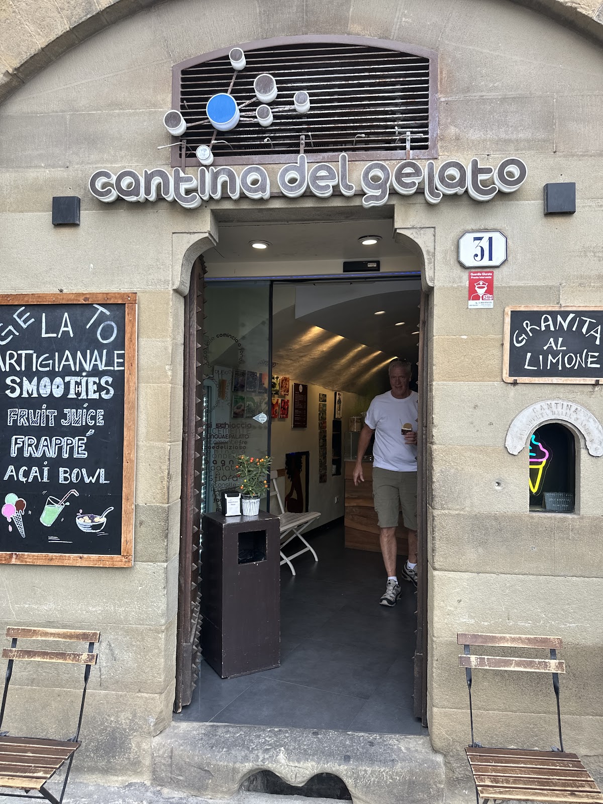 Un dettaglio della vetrina.
